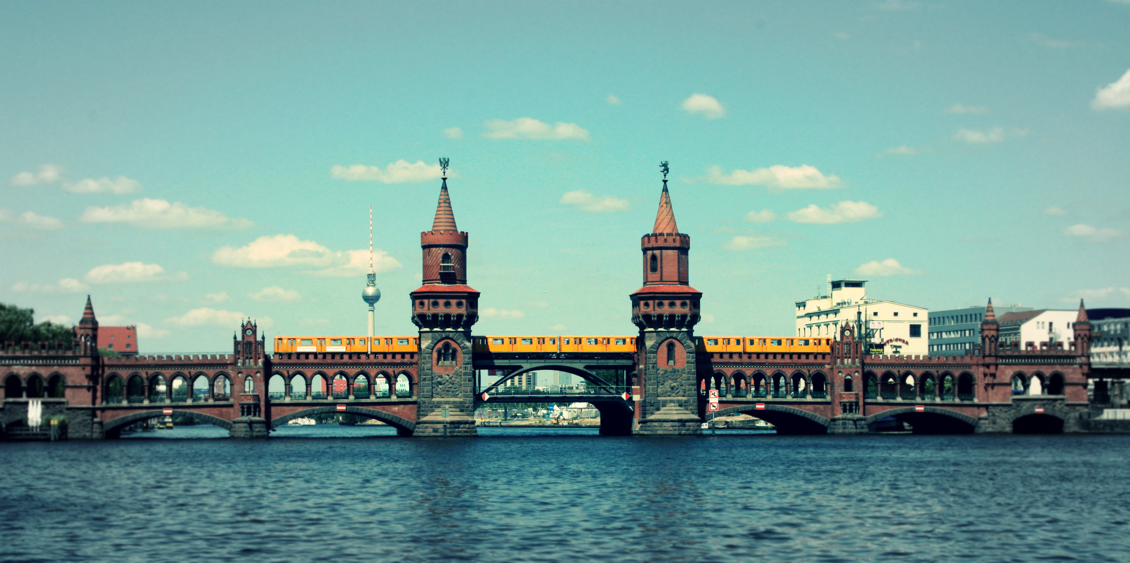 Oberbaumbrücke_mit_U-Bahn_v1